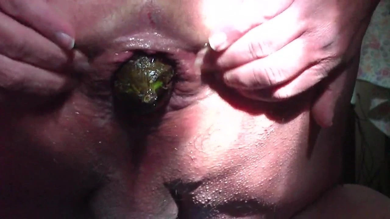 Close-up anal com uma beringela # 5