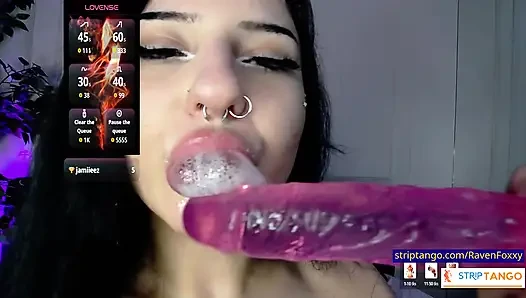 Ravenfoxxy erkeklerin hızlı bir kaçışa ihtiyaç duyduklarında geri döndüğü üniversiteli bir görünüme sahip