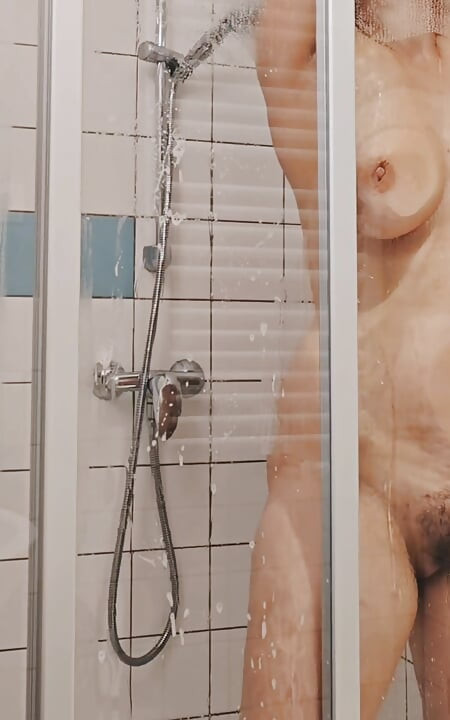 Plezier onder de douche - echt, heet, orgastisch, kreunen