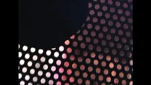 Горячая сексуальная милфа с идеальными сиськами наслаждается большим членом, который кончает на ее волосатую киску