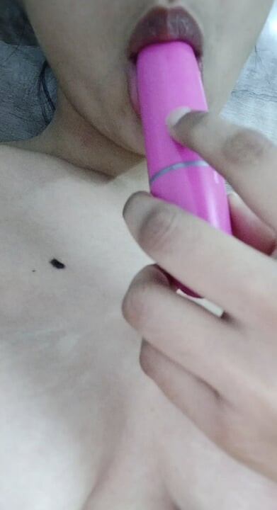 Una bella ragazza che gioca con il suo dildo nel pompino