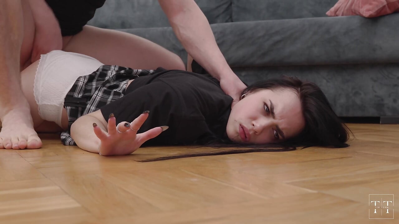 Teško poniženje. Žestoko sam naljutila dečka i on me pojebao na podu. 4K HD Tim tim