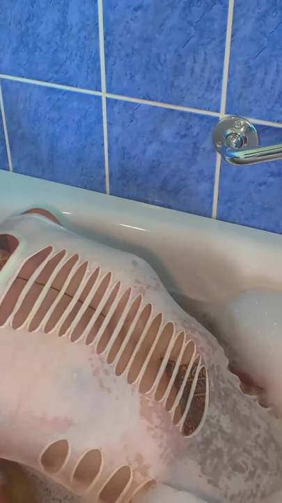 介绍她到Wetlook, 全衣洗澡觉醒
