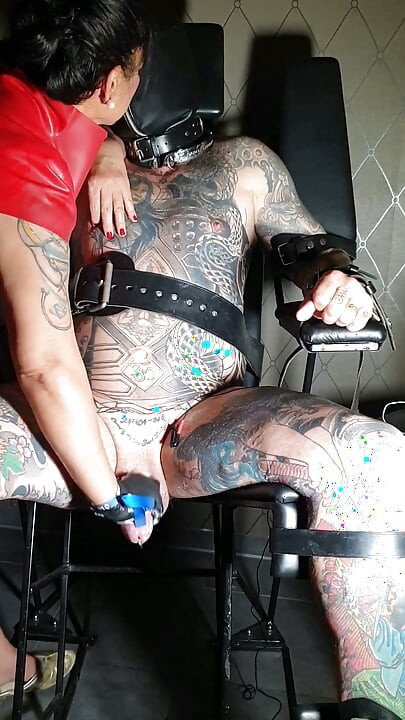 Przypięty do fotela bondage na elektrowstrząsy