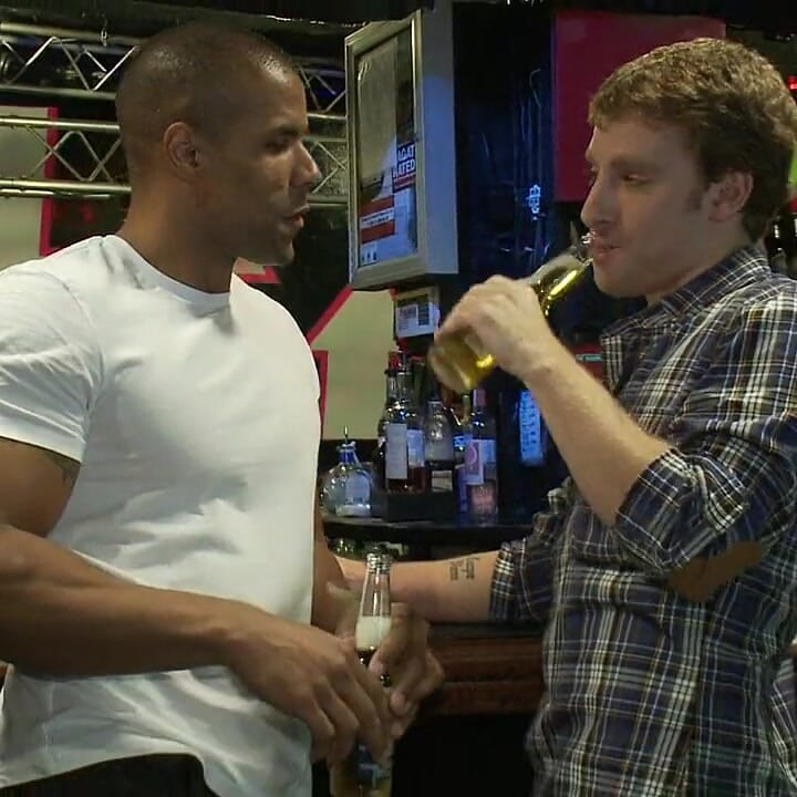 Sebastian keys在公共酒吧里被撑开并尿在身上