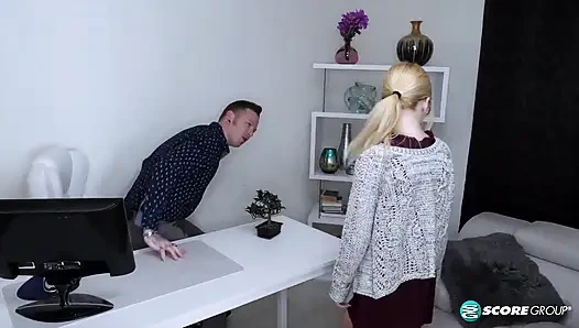 Sweet Kate Bloom bir röportajda sert sikiliyor ve yüzüne boşalma