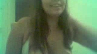 Latina aux seins énormes devant la webcam