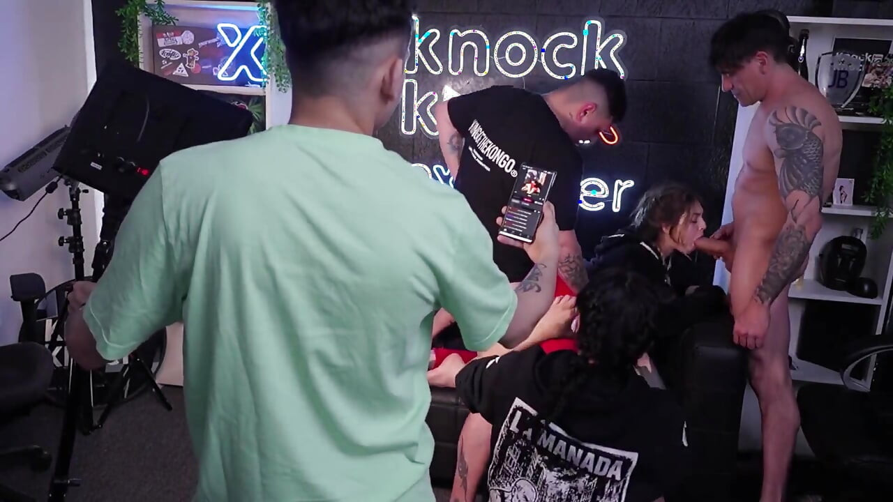 ノックノックライブでホットな四人組乱交!