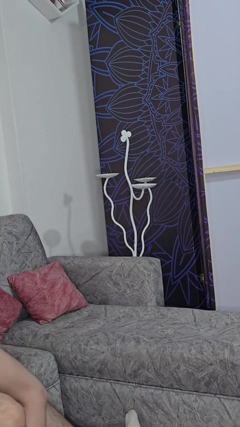 Laura用她操的性爱偿还了一个陌生人的债务，热辣的年轻性感 | 短片 2