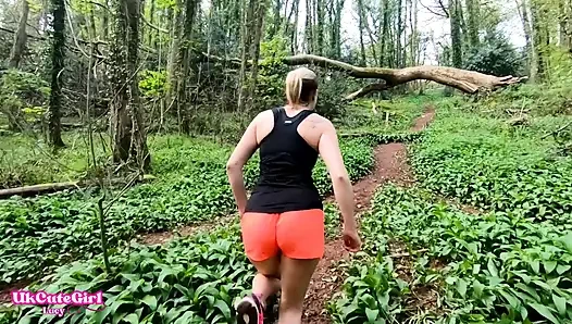 Sen izlerken dışarıda sevişmek zorunda kaldım: çaresizce koşu yapıyor