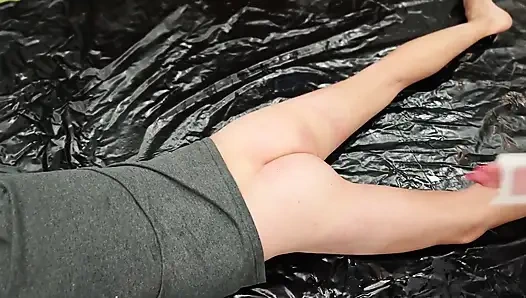 Фемдом. Он в клетке для члена, пока его грудастая жена воском его избыточные волосы.