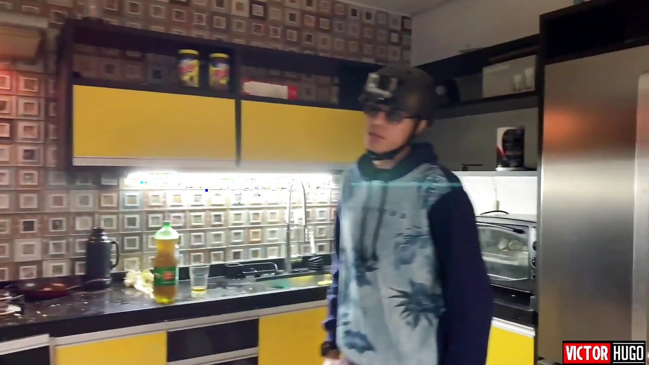 Elle me suce la bite tellement bien