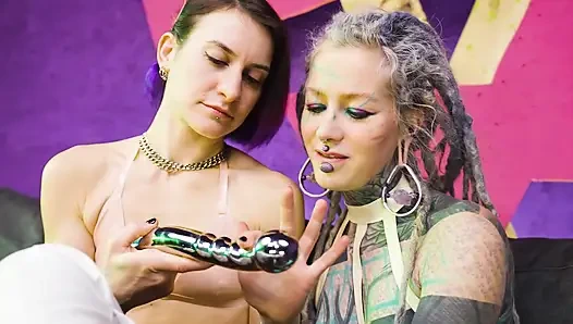 Yüksek topuklu lateks lezbiyenler metal oyuncakla anal deliklerini parçalıyor - ağzı açık atp