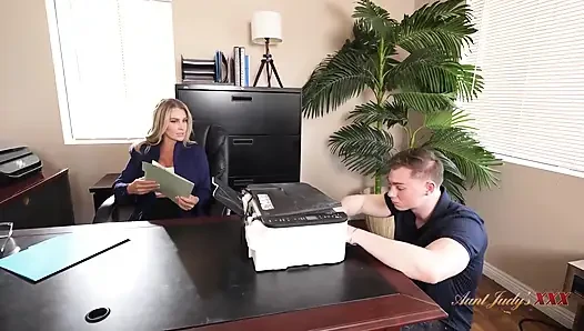 Tantejudysxxx - Heiße Vollbusige Büro-milf Andi Avalon Fickt Den It-typen