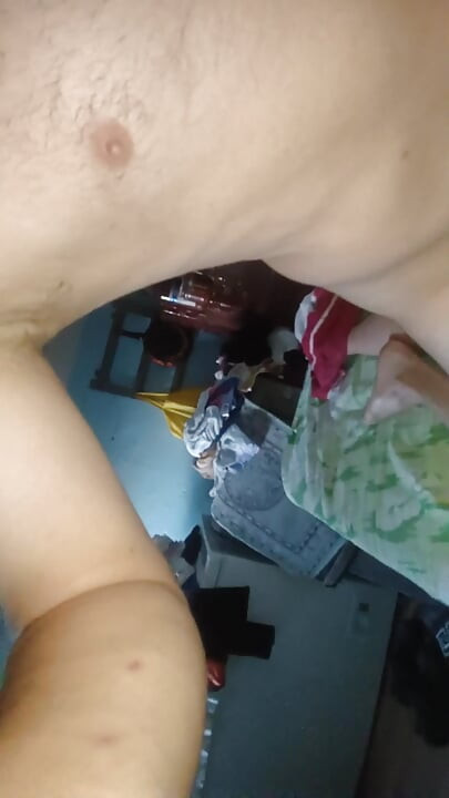 Müde von der Arbeit, Stiefvater fickt mich und lässt in mich hinein.