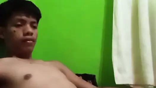 Philippino Twink Boy Jerks off in Bed, Huge Cumshot!