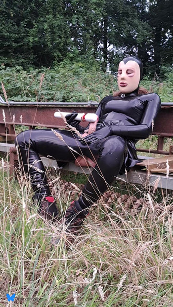 乳胶服娘娘腔在户外用振动器射精