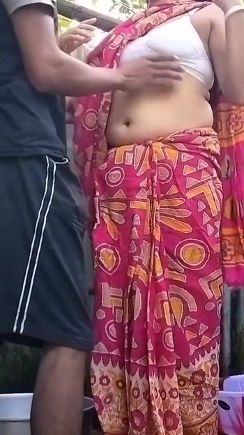 Snažan trenutak iz "Red Saree Village: Seks s udanom ženom (službeni video Villagesex91)"
