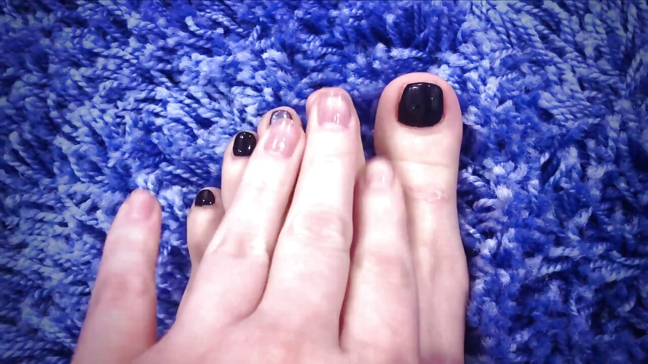 Tenen, voeten, vers pedicurede teennagels en voetjuwelen Joi