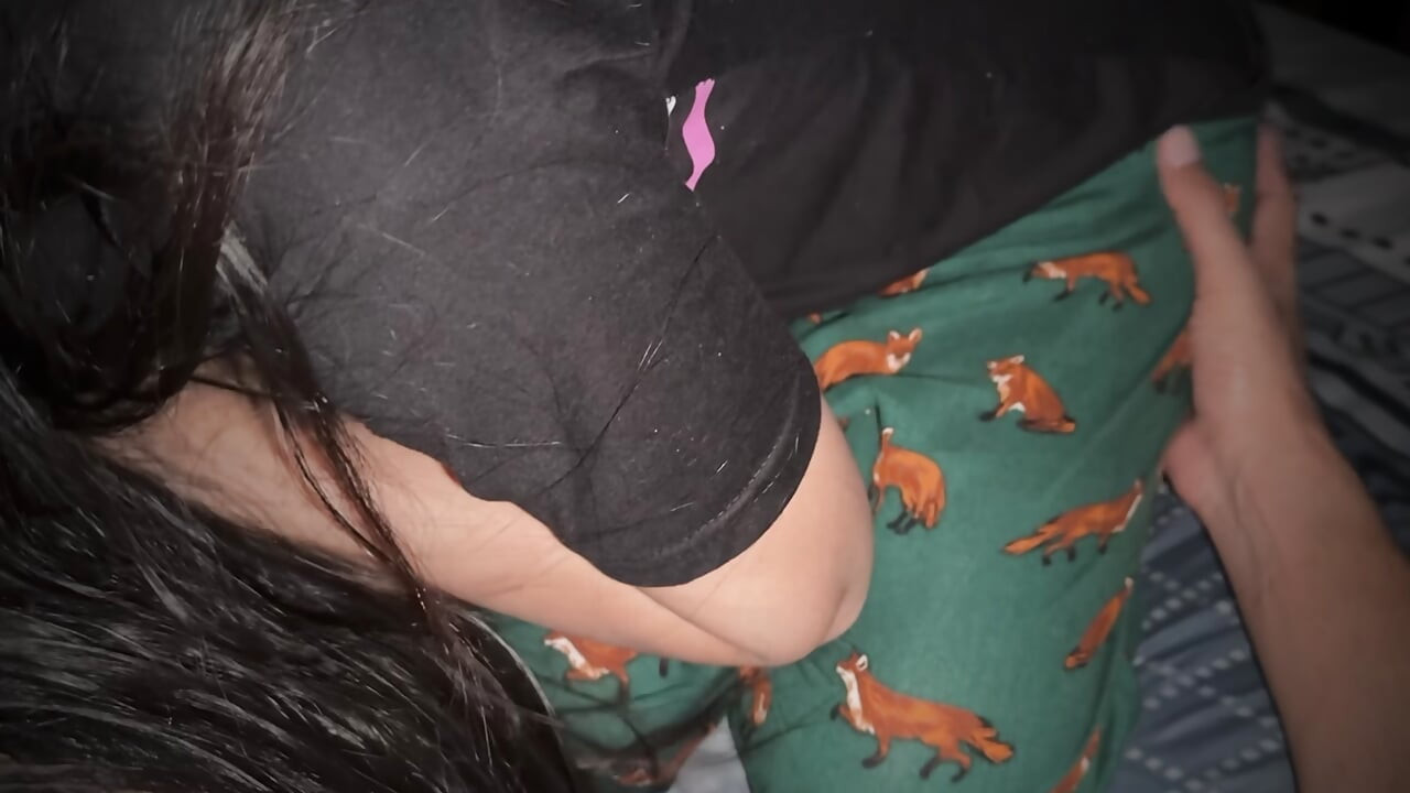 The virgin girl got her tight pussy fucked by the neighbor's big and thick penis, and fully satisfied the pussy.
