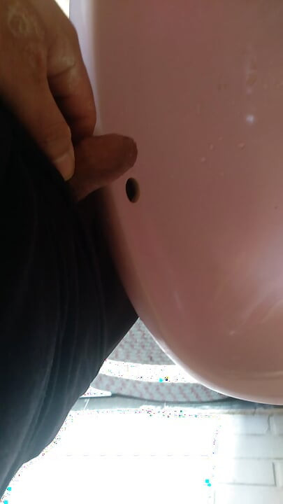 Lelaki gay yang indah berkencing dengan peminat