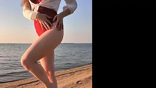 Хотели бы вы стриптиз на пляже?