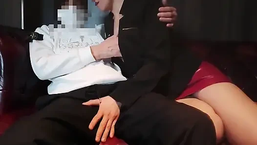 Супружеская пара, глотающая диван