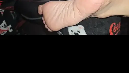Melove'un seksi buruşuk tabanlarına masaj yapıyor