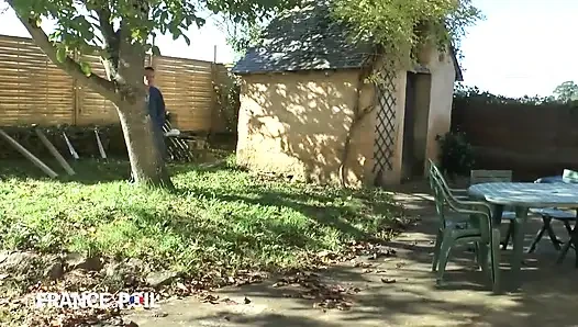 Genç sürtük açık havada götünü siktiriyor ve dölleniyor