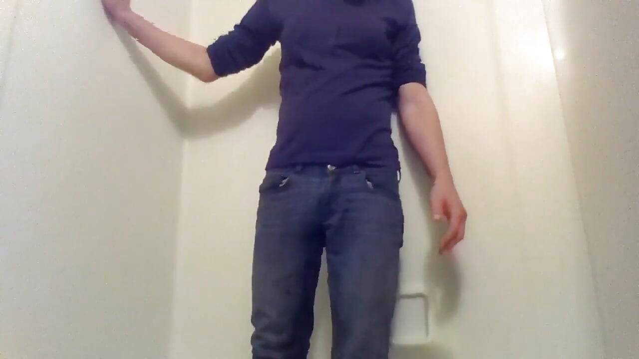 Śliczne Transgirl Pissing Dżins celowo po raz pierwszy; W pełni ubrany