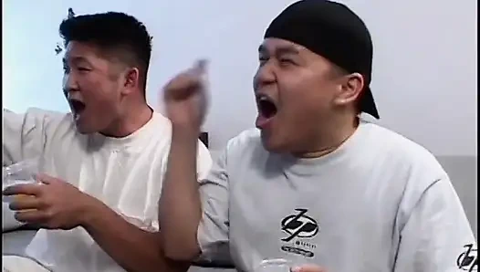 Küçük memeli sarışın fahişe her zaman üçlü sekse hazır çifte sikişiyor