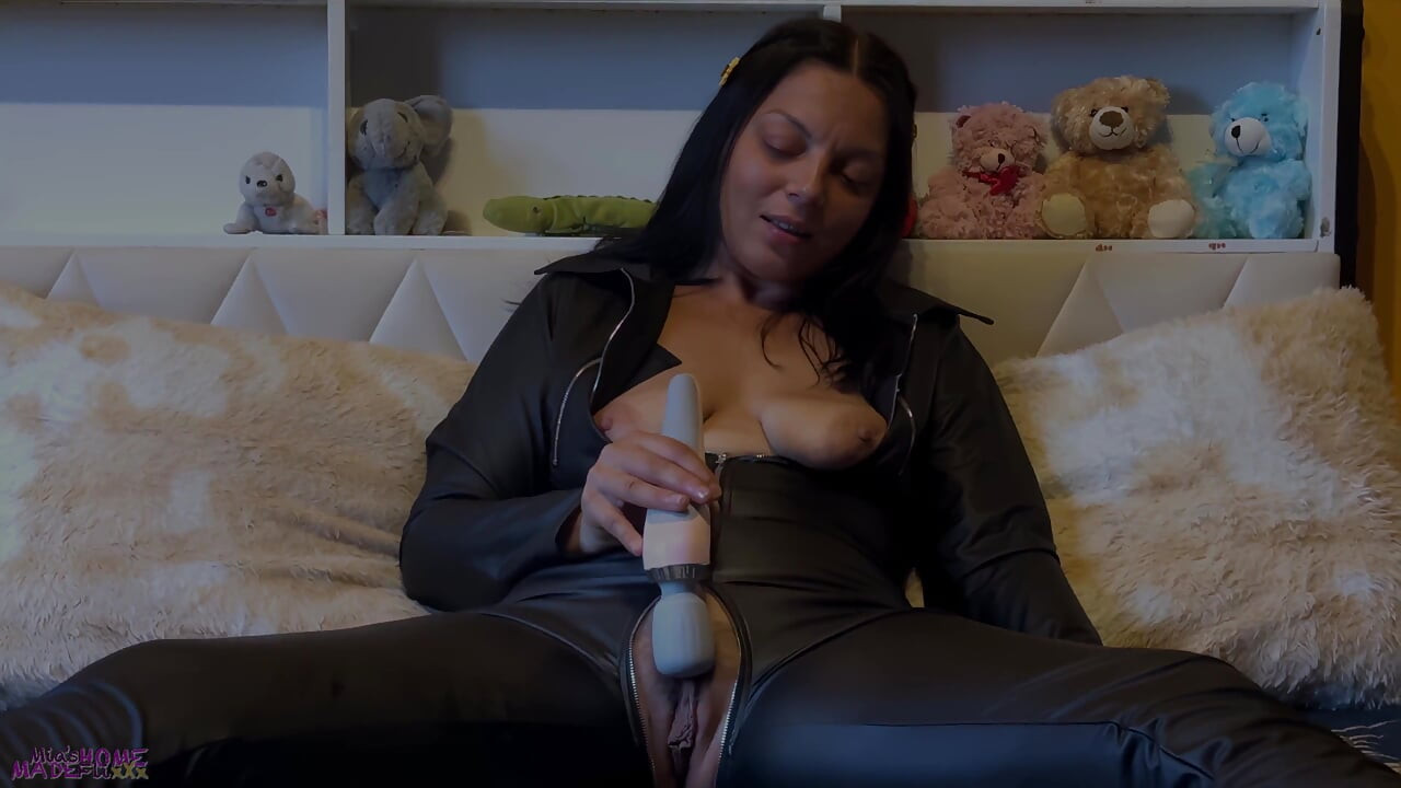 Amatör orta yaşlı seksi kadının ilk sihirli değnek deneyimi - zevkle patlayana kadar klitorisimi ovmamı izle