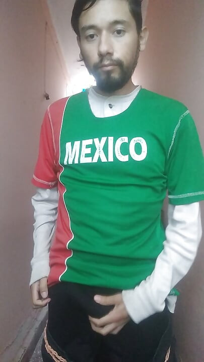 Dia merekamku dengan jersey timnas Meksikoku