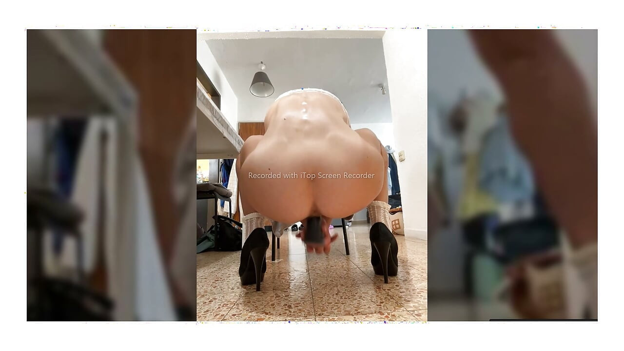 Slim seksi milph baalon vaali choot ke saath dildo se khel rahi hai aur skvart kar rahi hai