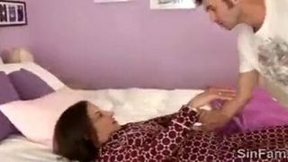 Mia Biwi faz sexo na cama - chupando