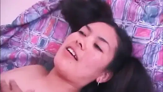 Cewek mungil asia dengan memek berbulu dientot kontol besar pria kulit hitam