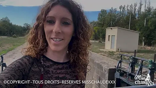 Misschaudexxx, I get fucked in full view of everyone at the edge of a lock