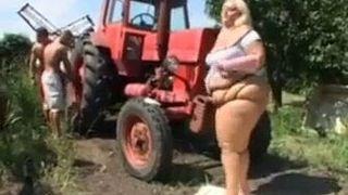 Una ragazza gigante viene scopata da due uomini