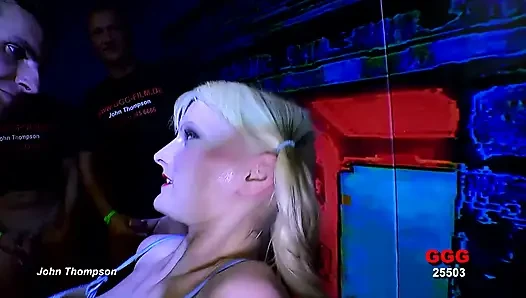 Blonde Gangbang-schlampe Mit Zöpfen Schluckt Ladungen
