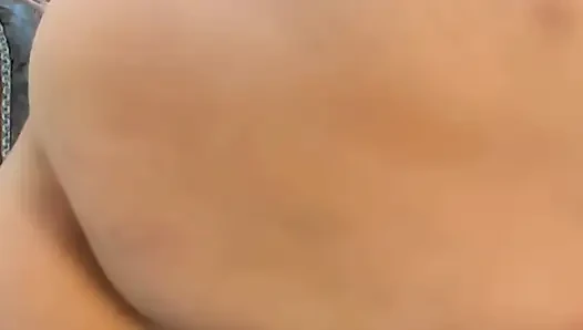 Aldatan latin orta yaşlı seksi kadın bakış açısı: amında dildoya biniyor + vajina ve göt parmaklıyor tek başına gerçek ev yapımı