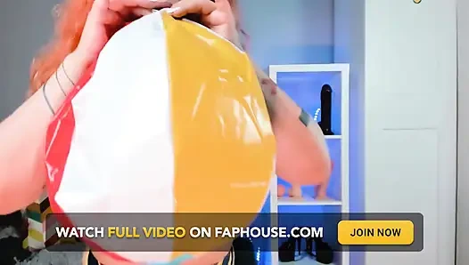 Üvey annen tarafından plaj topu şişiriliyor