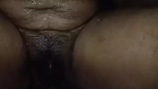 Une tatie à gros cul se baigne et pisse devant son mari