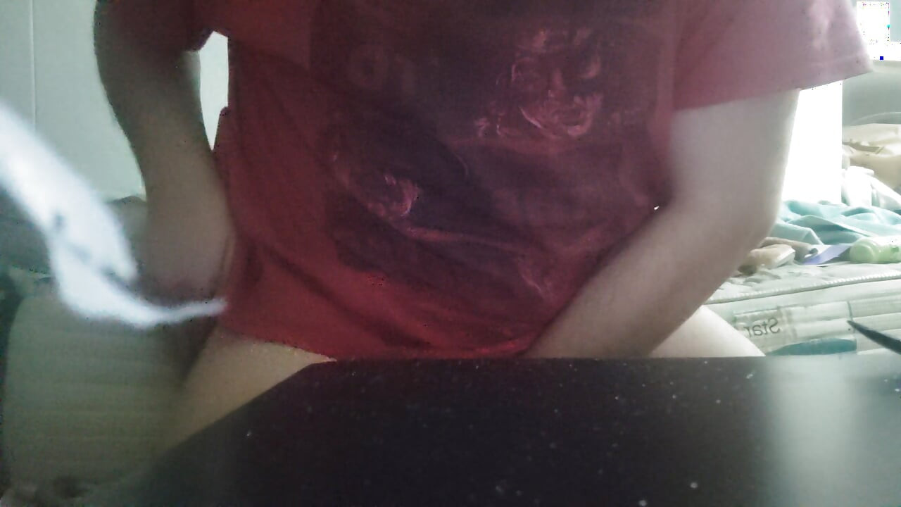 Transsexuale își bagă deodorantul în curul excitat