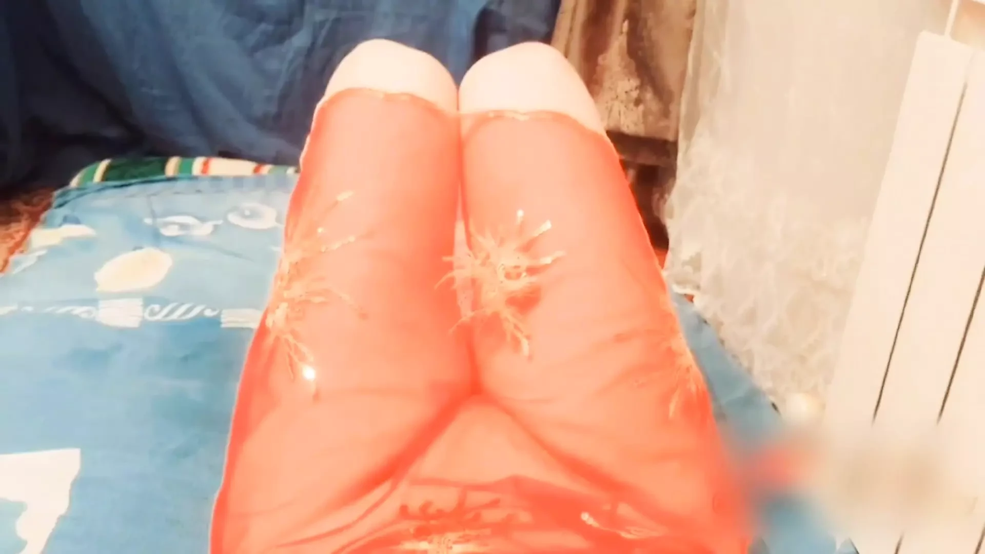 Spielerischer femboy, der morgenroutine im schlafzimmerspiegel zeigt