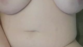 Une femme mariée aux seins énormes se doigte jusqu&#39;à l&#39;orgasme, seins rousse