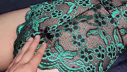 Xxx bakire baldız erkek arkadaşı gelmeden önce kendini sikiyor