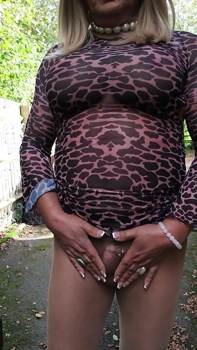 Crossdresser sexy kellycd2022 no meu vestidinho de leopardo, collants sem costuras e saltos