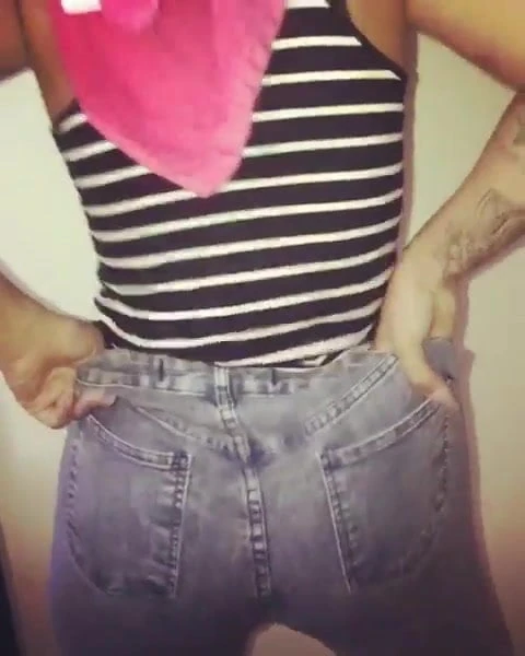 novinha colocando calca apertada