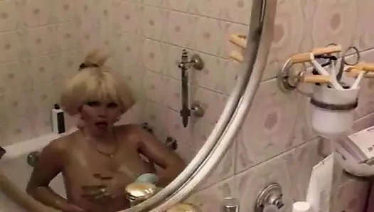Tante seksi rambut pirang dengan toket besar lagi mandi dari perancis