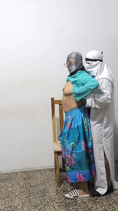 لحظة مذهلة من "القس يعطينا مباركته ونحن نمارس الجنس في المنزل! نحن جميعا مباركون من قبل الرب العظيم ،"